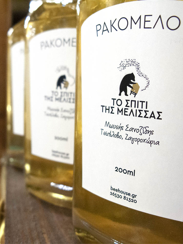 Παραδοσιακό, υπέροχο λικέρ μελιού & αποστάγματα μελιού, με κύριο συστατικό το τοπικό μέλι που παράγεται από μέλισσες που εκτρέφονται στην περιοχή