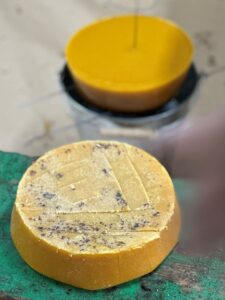 Στον κύκλο της μελισσοκομίας, τίποτα δεν πάει χαμένο! Ακόμη και τα απολεπίσματα, τα μικρά κομμάτια κεριού από τις κυψέλες, βρίσκουν τον δικό τους σημαντικό σκοπό. Μετά τον αρχικό διαχωρισμό, το λιωμένο υγρό (από το διαχωριστήριο) εισέρχεται σε ειδικό δοχείο. Εκεί επιτυγχάνεται ο φυσικός διαχωρισμός του αγνού κεριού από το μέλι. Αφαιρούμε προσεκτικά το ενδιάμεσο στρώμα κεριού και μελιού. Το κερί αξιοποιείται για την παρασκευή κεραλοιφής. Το μέλι επιστρέφει ως πολύτιμη τροφή στις μέλισσες ή χρησιμοποιείται στην ζαχαροπλαστική. Κάθε σταγόνα μετράει!