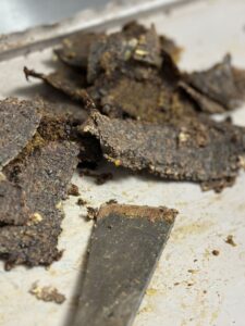 Στον κύκλο της μελισσοκομίας, τίποτα δεν πάει χαμένο! Ακόμη και τα απολεπίσματα, τα μικρά κομμάτια κεριού από τις κυψέλες, βρίσκουν τον δικό τους σημαντικό σκοπό. Μετά τον αρχικό διαχωρισμό, το λιωμένο υγρό (από το διαχωριστήριο) εισέρχεται σε ειδικό δοχείο. Εκεί επιτυγχάνεται ο φυσικός διαχωρισμός του αγνού κεριού από το μέλι. Αφαιρούμε προσεκτικά το ενδιάμεσο στρώμα κεριού και μελιού. Το κερί αξιοποιείται για την παρασκευή κεραλοιφής. Το μέλι επιστρέφει ως πολύτιμη τροφή στις μέλισσες ή χρησιμοποιείται στην ζαχαροπλαστική. Κάθε σταγόνα μετράει!