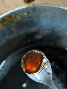 Στον κύκλο της μελισσοκομίας, τίποτα δεν πάει χαμένο! Ακόμη και τα απολεπίσματα, τα μικρά κομμάτια κεριού από τις κυψέλες, βρίσκουν τον δικό τους σημαντικό σκοπό. Μετά τον αρχικό διαχωρισμό, το λιωμένο υγρό (από το διαχωριστήριο) εισέρχεται σε ειδικό δοχείο. Εκεί επιτυγχάνεται ο φυσικός διαχωρισμός του αγνού κεριού από το μέλι. Αφαιρούμε προσεκτικά το ενδιάμεσο στρώμα κεριού και μελιού. Το κερί αξιοποιείται για την παρασκευή κεραλοιφής. Το μέλι επιστρέφει ως πολύτιμη τροφή στις μέλισσες ή χρησιμοποιείται στην ζαχαροπλαστική. Κάθε σταγόνα μετράει!