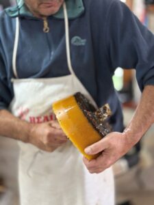 Στον κύκλο της μελισσοκομίας, τίποτα δεν πάει χαμένο! Ακόμη και τα απολεπίσματα, τα μικρά κομμάτια κεριού από τις κυψέλες, βρίσκουν τον δικό τους σημαντικό σκοπό.