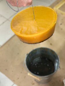 Στον κύκλο της μελισσοκομίας, τίποτα δεν πάει χαμένο! Ακόμη και τα απολεπίσματα, τα μικρά κομμάτια κεριού από τις κυψέλες, βρίσκουν τον δικό τους σημαντικό σκοπό. Μετά τον αρχικό διαχωρισμό, το λιωμένο υγρό (από το διαχωριστήριο) εισέρχεται σε ειδικό δοχείο. Εκεί επιτυγχάνεται ο φυσικός διαχωρισμός του αγνού κεριού από το μέλι. Αφαιρούμε προσεκτικά το ενδιάμεσο στρώμα κεριού και μελιού. Το κερί αξιοποιείται για την παρασκευή κεραλοιφής. Το μέλι επιστρέφει ως πολύτιμη τροφή στις μέλισσες ή χρησιμοποιείται στην ζαχαροπλαστική. Κάθε σταγόνα μετράει!