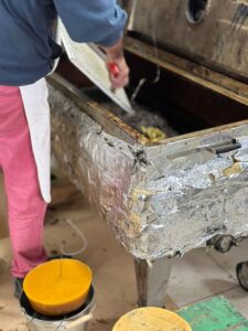 Στον κύκλο της μελισσοκομίας, τίποτα δεν πάει χαμένο! Ακόμη και τα απολεπίσματα, τα μικρά κομμάτια κεριού από τις κυψέλες, βρίσκουν τον δικό τους σημαντικό σκοπό. Μετά τον αρχικό διαχωρισμό, το λιωμένο υγρό (από το διαχωριστήριο) εισέρχεται σε ειδικό δοχείο. Εκεί επιτυγχάνεται ο φυσικός διαχωρισμός του αγνού κεριού από το μέλι. Αφαιρούμε προσεκτικά το ενδιάμεσο στρώμα κεριού και μελιού. Το κερί αξιοποιείται για την παρασκευή κεραλοιφής. Το μέλι επιστρέφει ως πολύτιμη τροφή στις μέλισσες ή χρησιμοποιείται στην ζαχαροπλαστική. Κάθε σταγόνα μετράει!